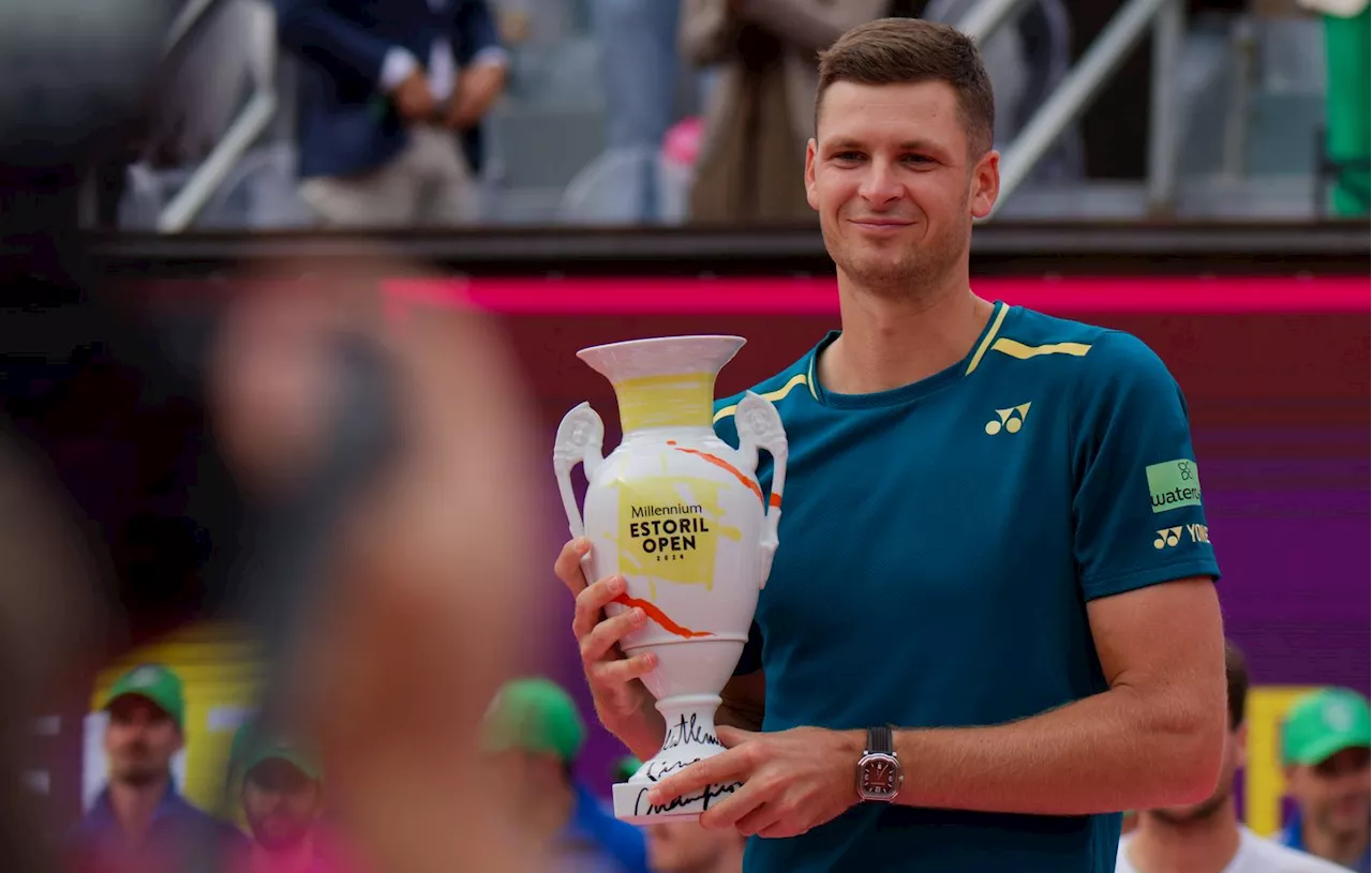 Et si le chèque factice de 4 mètres avait perdu sa place sur les courts de tennis ?