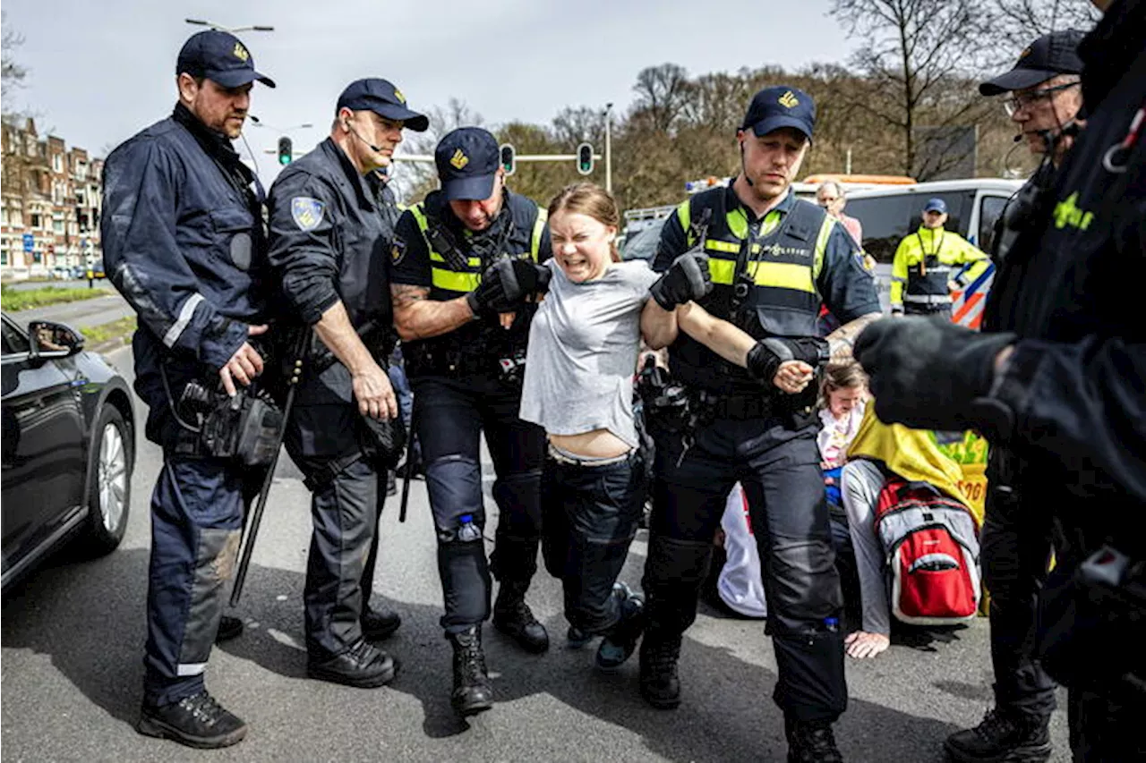 Greta Thunberg fermata a una manifestazione all'Aja