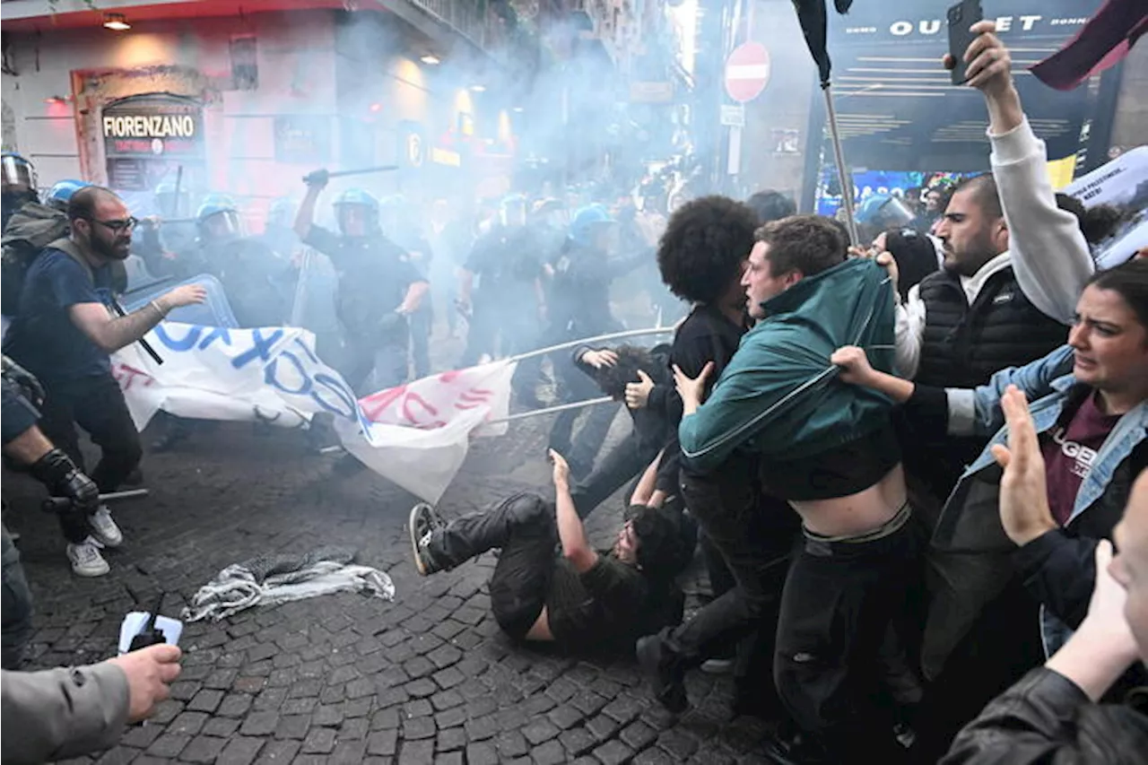 Protesta contro la Nato a Napoli, scontri manifestanti-Polizia