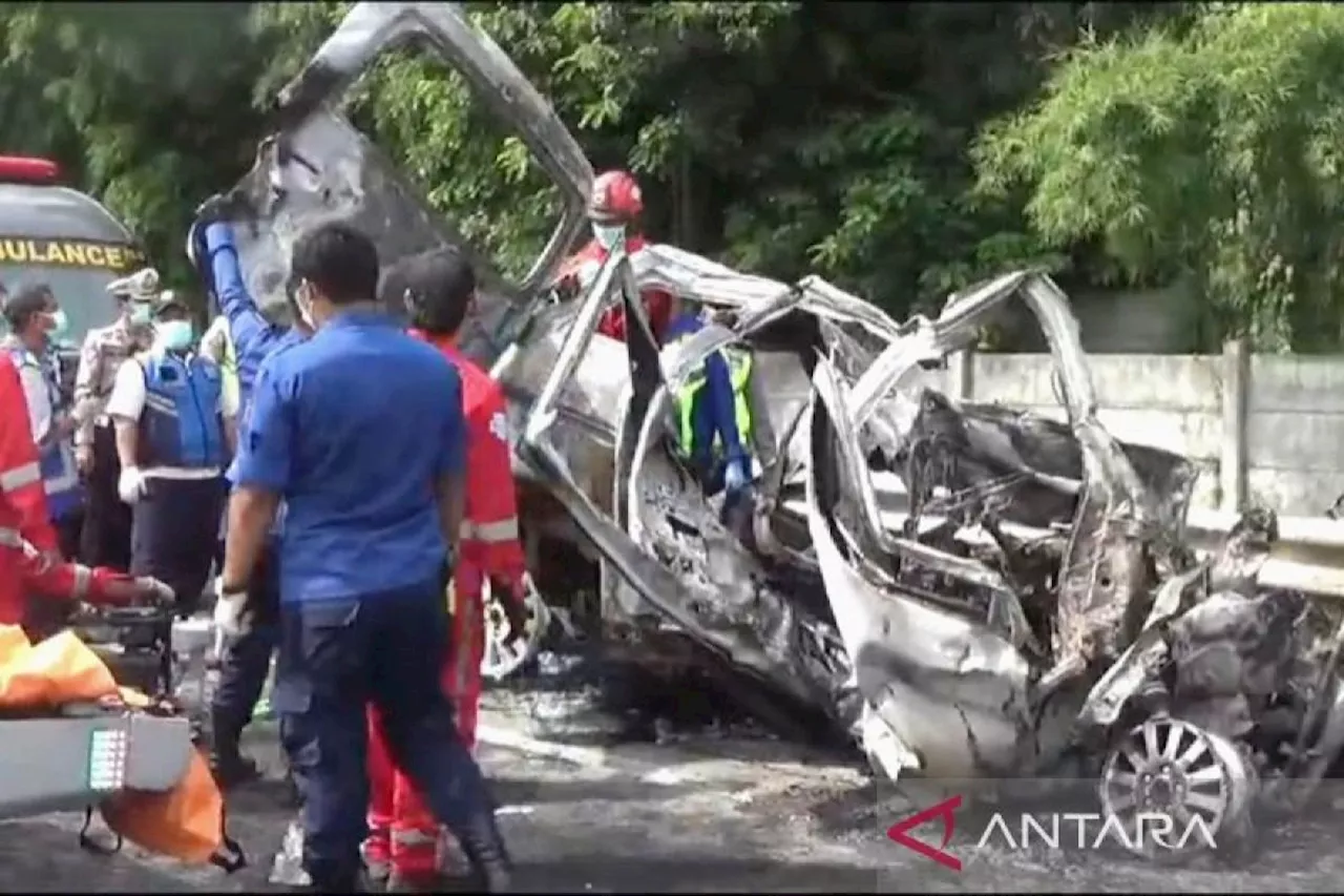 Evacuation of Burned Vehicles in Jakarta-Cikampek Toll Road Accident