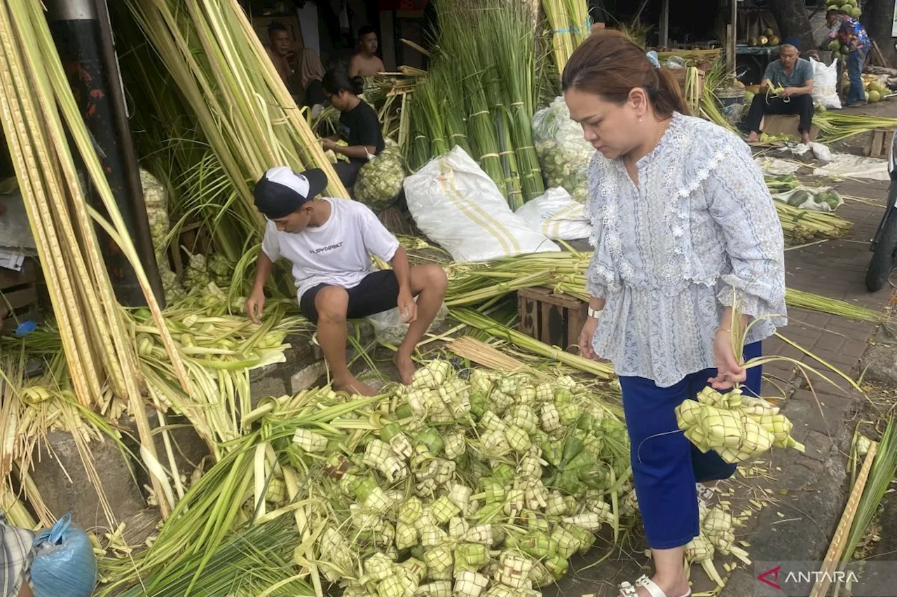 Kualitas daun jadi alasan pembeli padati sentra ketupat Palmerah