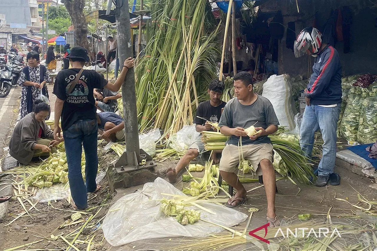 Pedagang musiman kulit ketupat padati area sekitar Pasar Palmerah