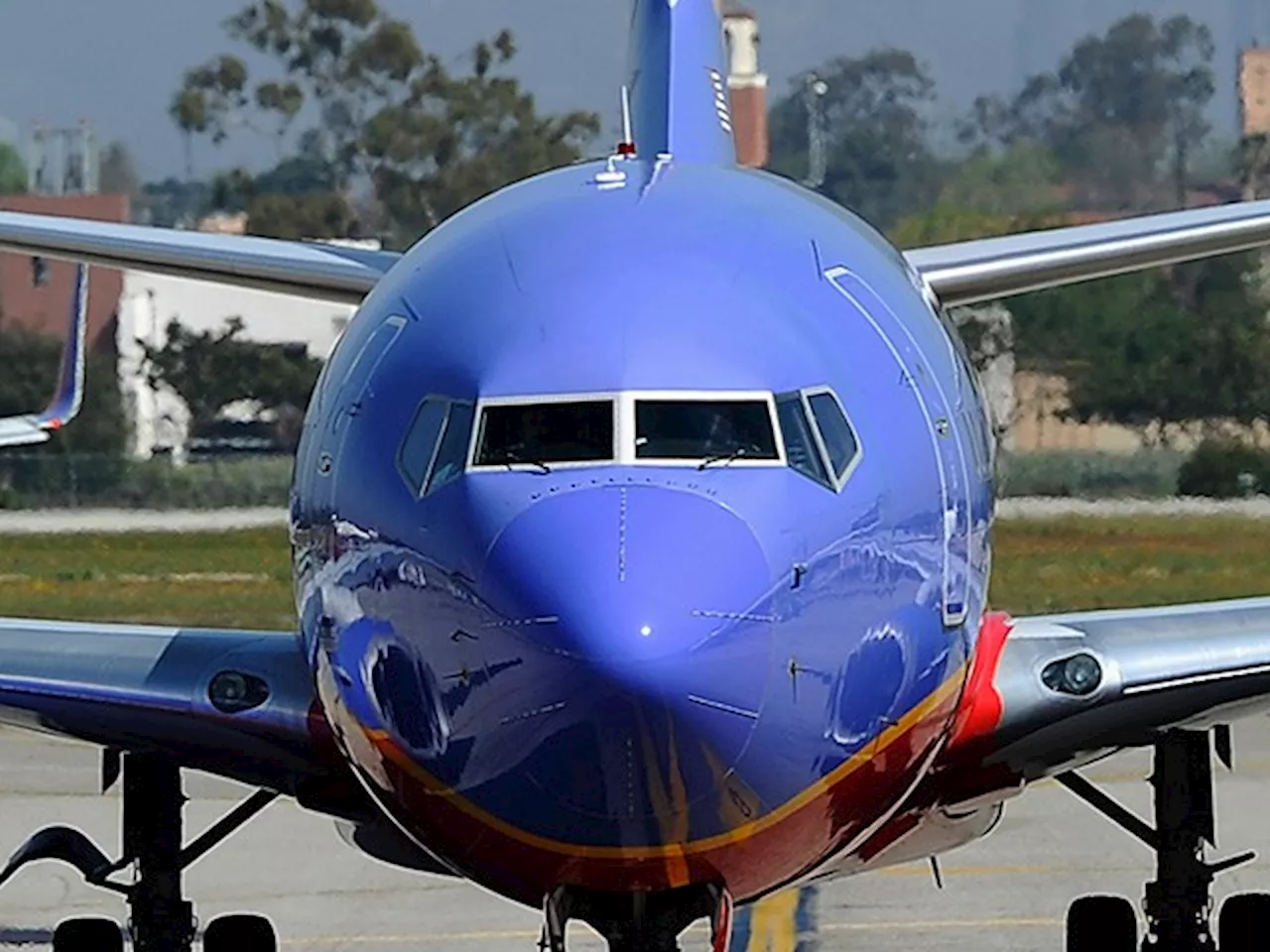 Southwest Airlines Boeing 737 in Emergency Landing After Losing Engine Cover