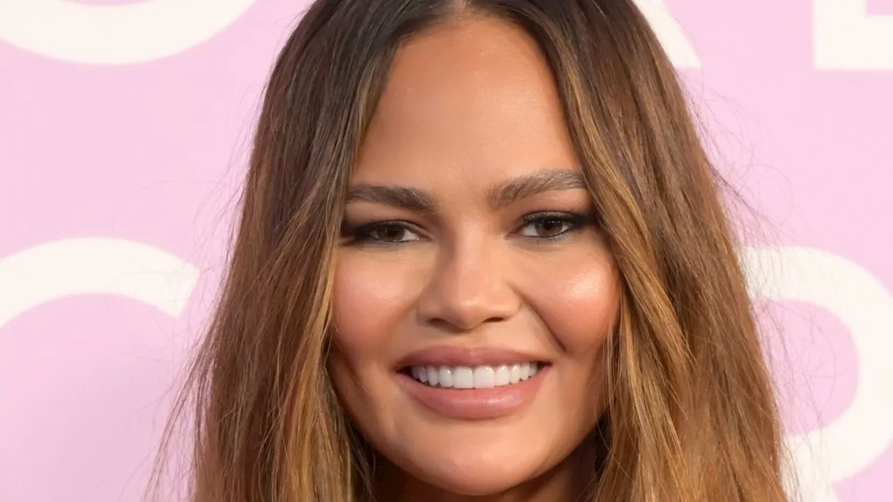 Chrissy Teigen: Flugverspätung zwingt das Model zu Schläfchen am Flughafen