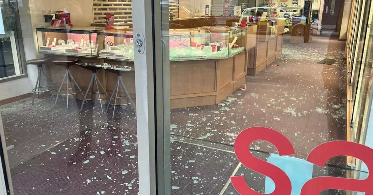 Jewellery Store Raided by Thieves in Hull