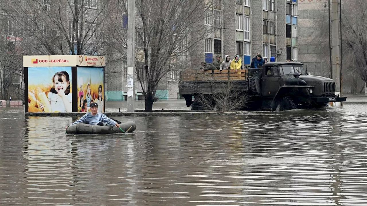 Hochwasser und mehrere Dammbrüche: Mehr als 10.000 Häuser stehen in Russland unter Wasser