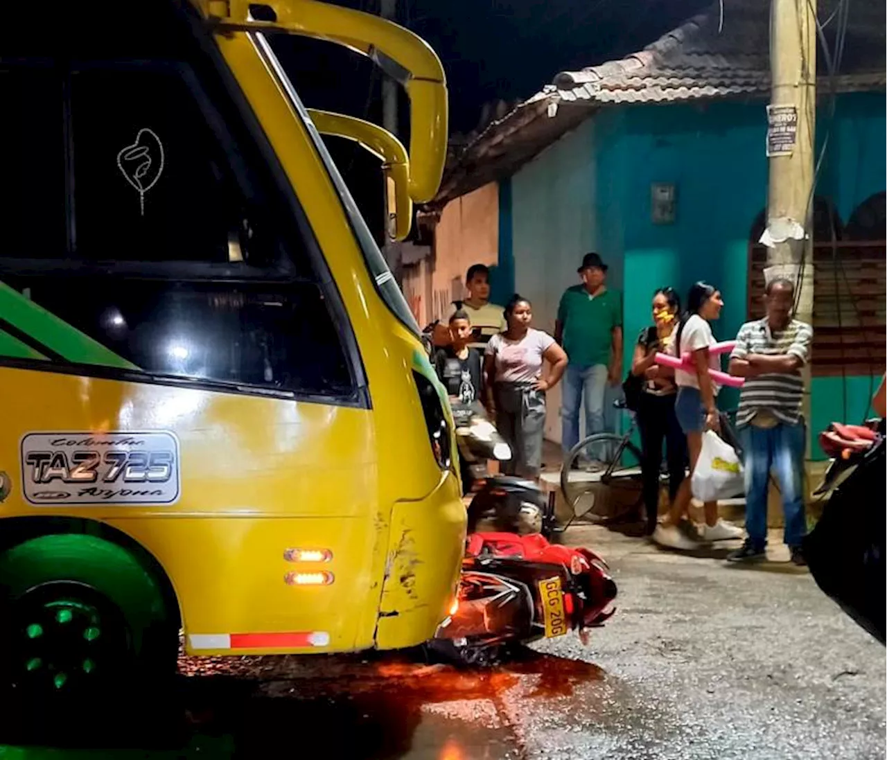 Semáforos en mal estado habrían causado accidente entre buseta y moto en Arjona