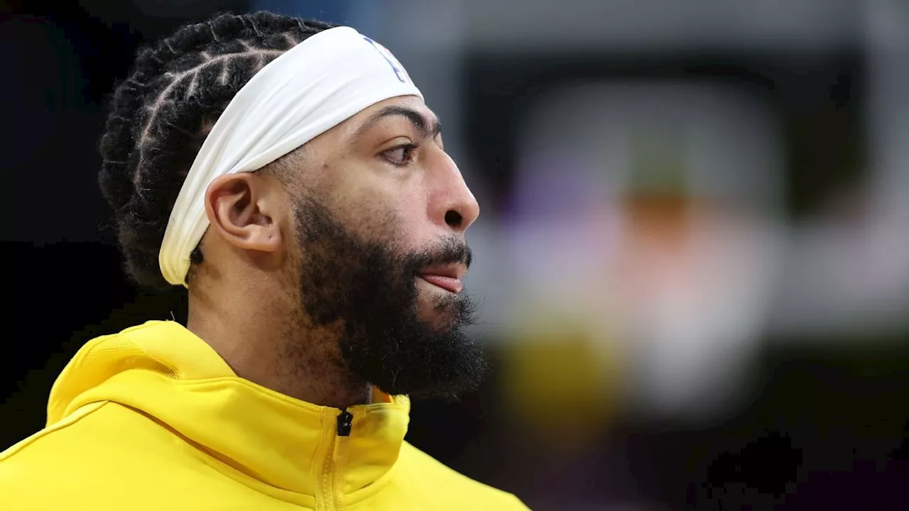 Lakers' Anthony Davis aggravates eye injury, exits vs. Wolves