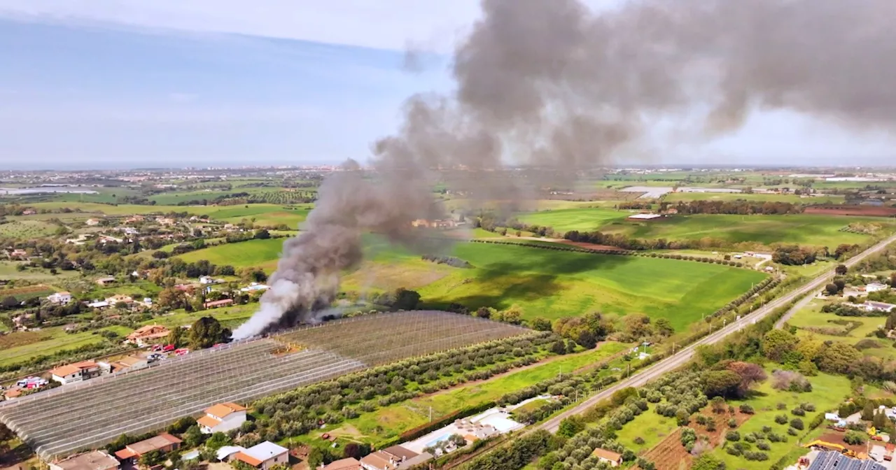 Incendio in una discarica abusiva di pneumatici ad Ardea. Il Comune: “Tenete le finestre chiuse”