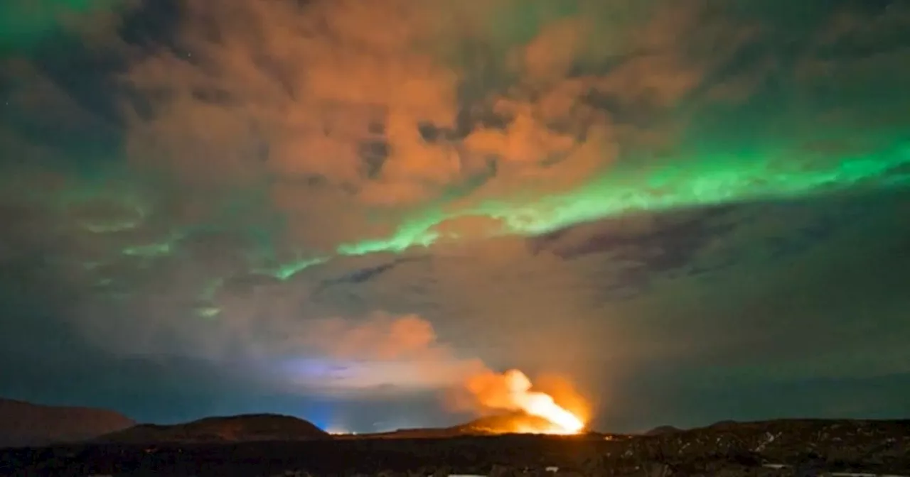 Luce nel cielo islandese e flussi di lava da un vulcano