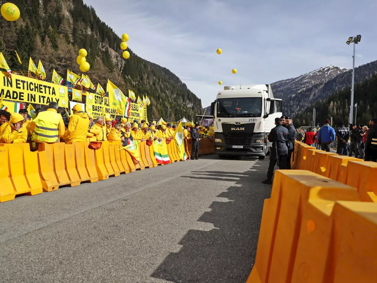 Prosciutti danesi e uva indiana: blitz della Coldiretti al Brennero contro il 'fake in Italy'