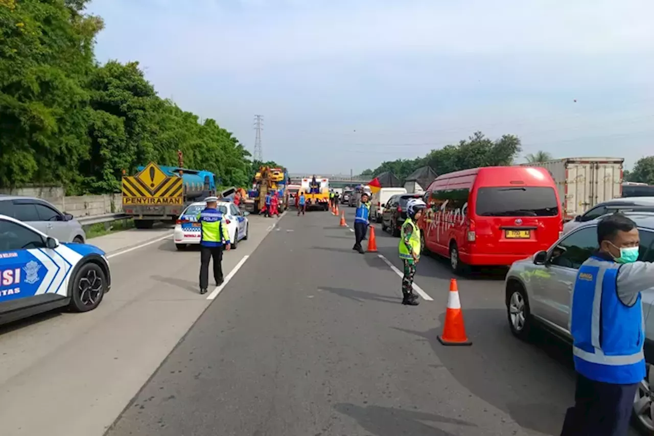 Kronologi Kecelakaan Adu Banteng di Lajur Contraflow Tol Jakarta-Cikampek