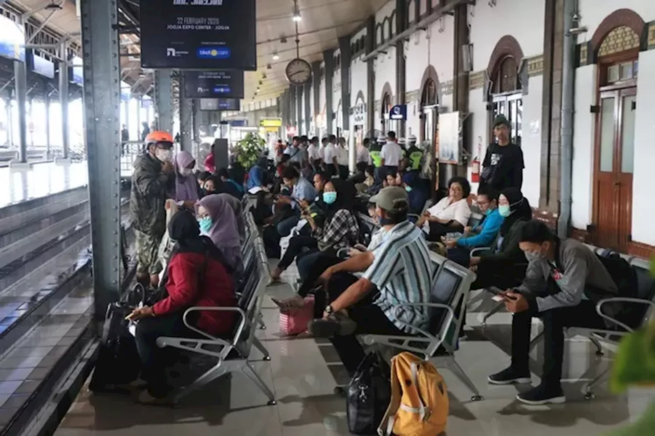 Sekuriti Stasiun Semarang Temukan Tas LV Penumpang Berisi 5 Emas Batangan hingga Mata Uang Asing