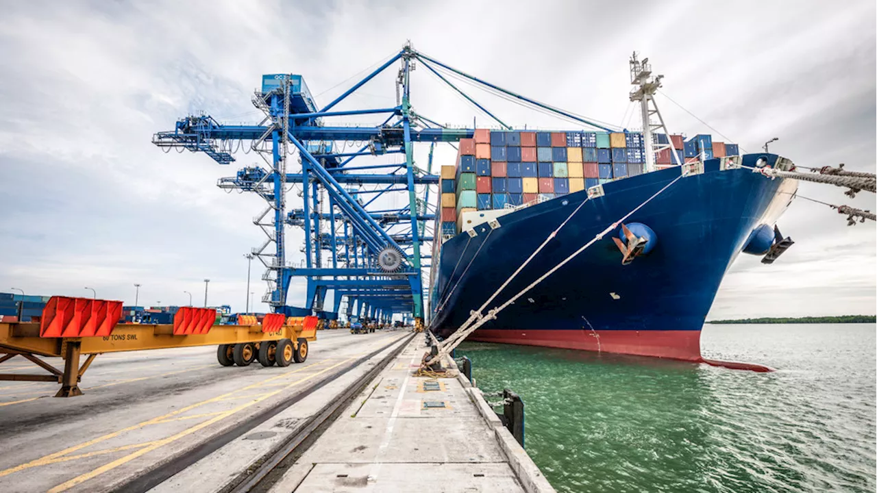 Container ship loses propulsion near New York Harbor, requires tugboat assistance