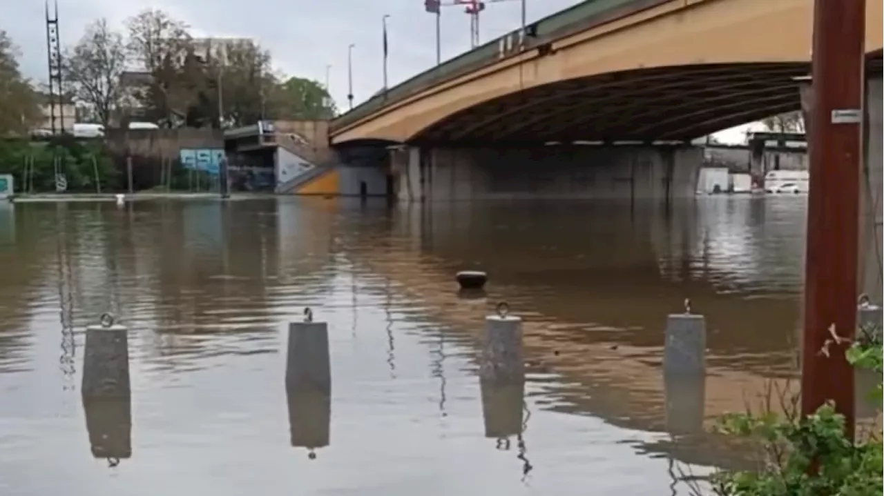 Tempête Pierrick : à Rouen, la Seine en crue inonde les quais pendant les grandes marées