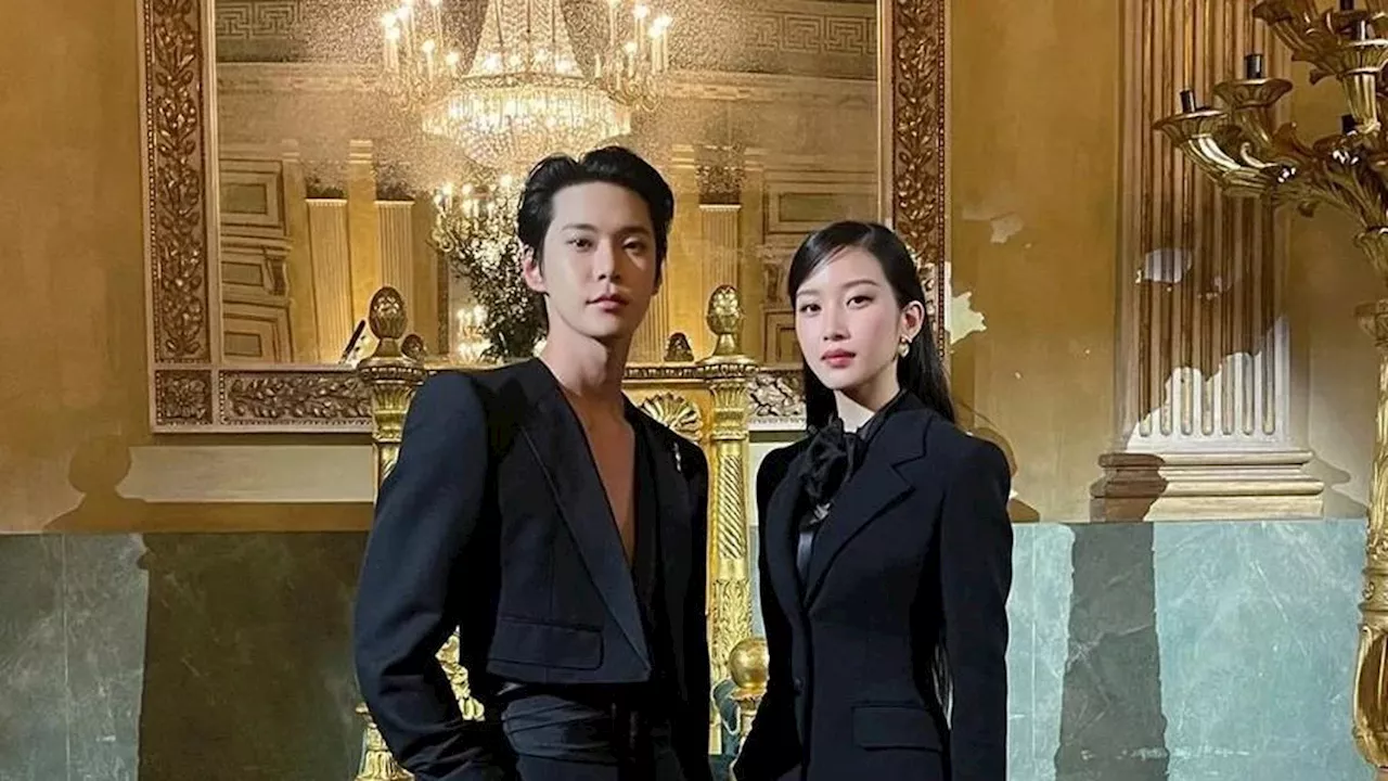 Moon Ga Young Tampil Sensual dengan Blazer Hitam dan Stoking di Tengah Cuaca Dingin