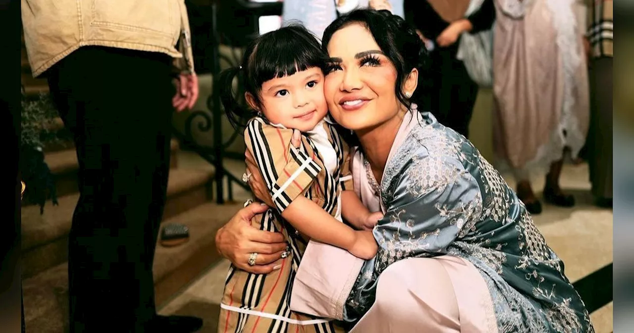 Potret Kris Dayanti Momong Cucu-cucunya Sepulang Kerja, Ekspresi Lucu Baby Azura Bikin Salfok