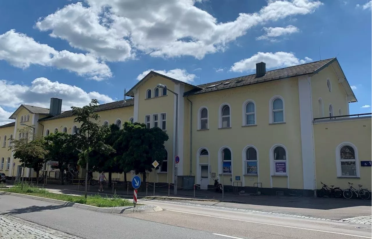 Mehr als drei Promille: Frau uriniert volltrunken an Schwandorfer Bahnhofsgebäude