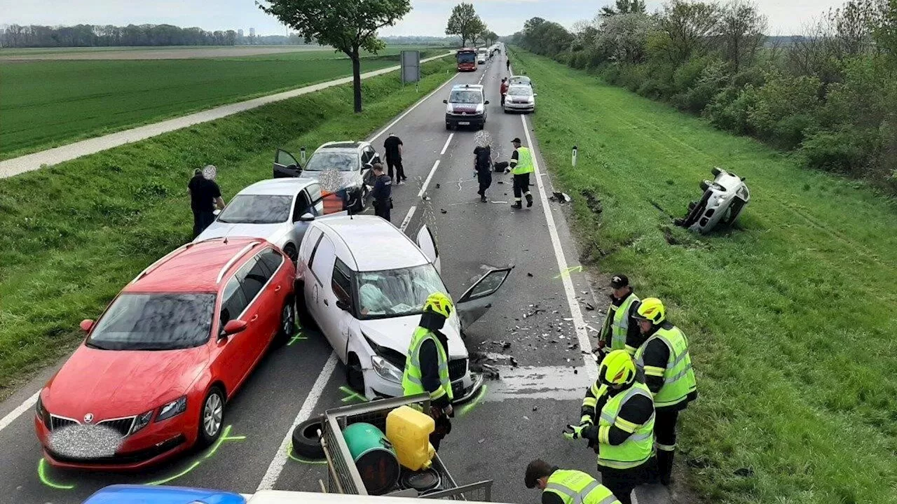 Wolfsthal: Mehrere Pkw auf B9 in Unfall verwickelt