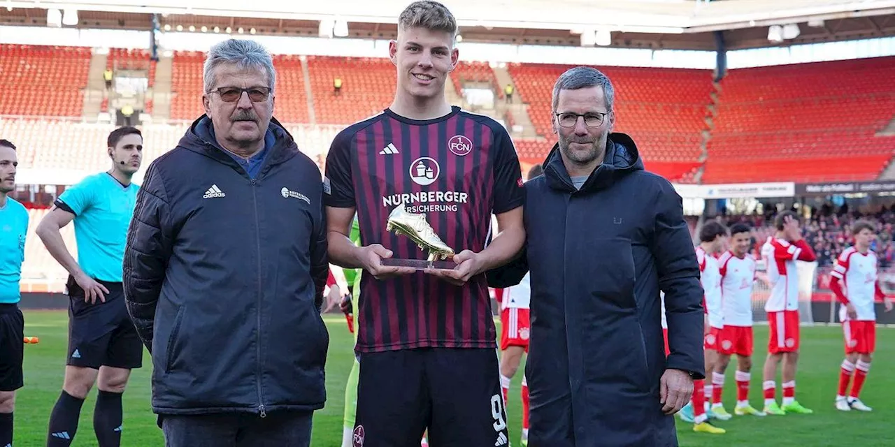 Julian Kania erhält den Goldenen Schuh für beste Torschütze beim UEFA Regions' Cup 2023