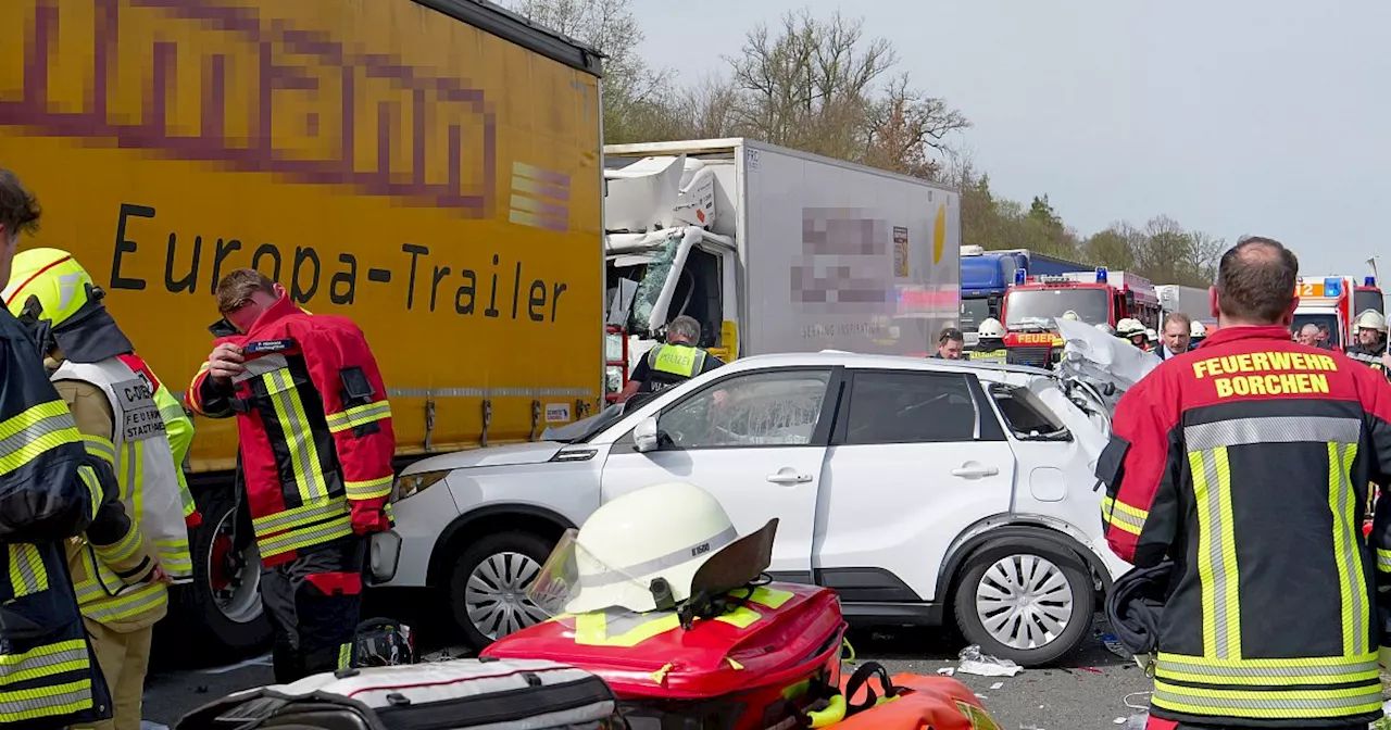 A33 bis in den Abend gesperrt: Unfall zwischen Borchen und Bad Wünnenberg