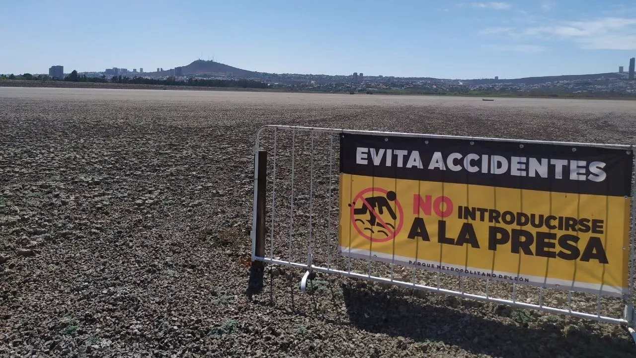 Van seis personas rescatadas del lodo de Presa del Palote; advierten no entrar a ruinas