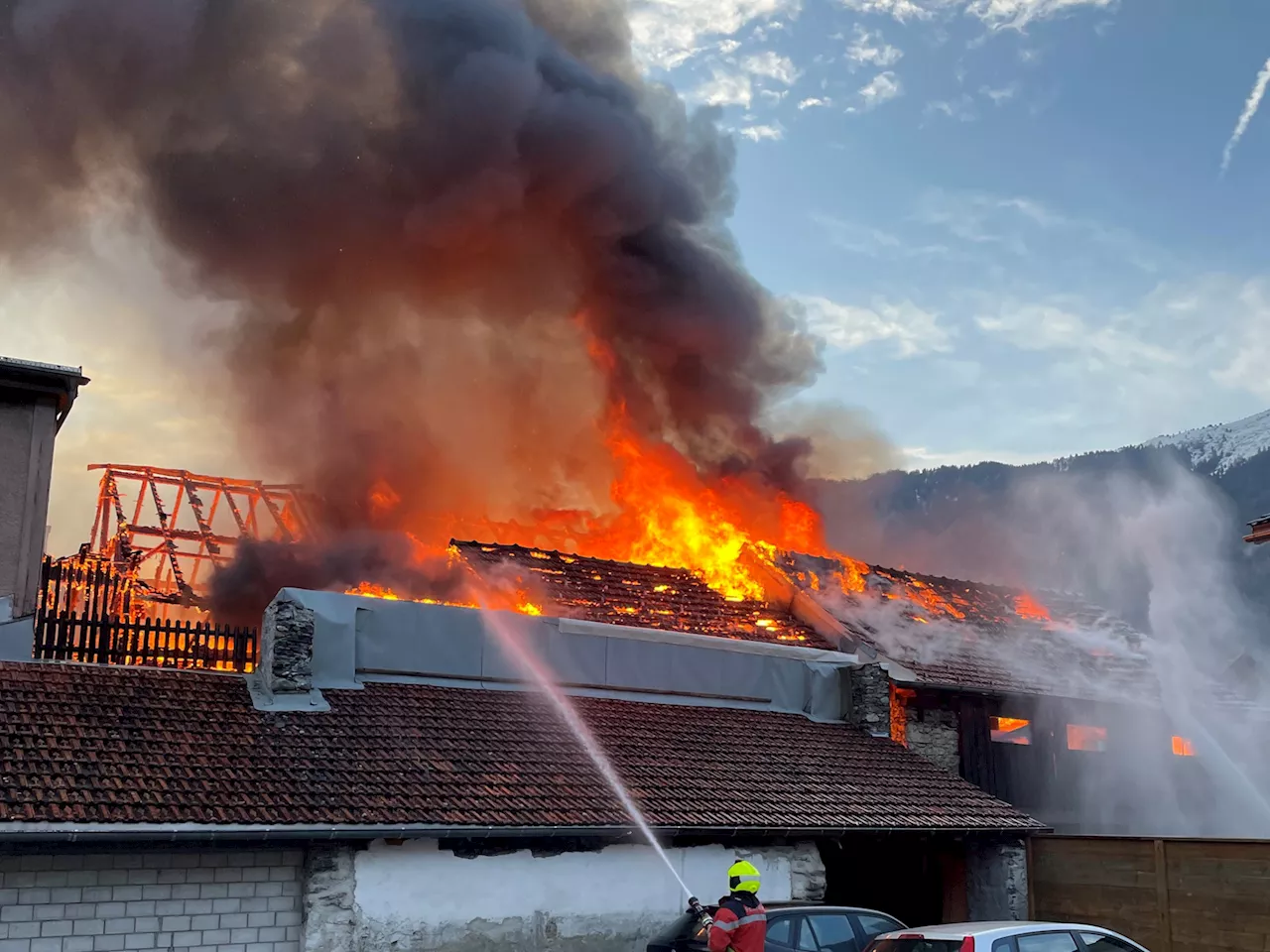 Domat/Ems GR: Stallgebäude gerät in Brand – grosser Sachschaden