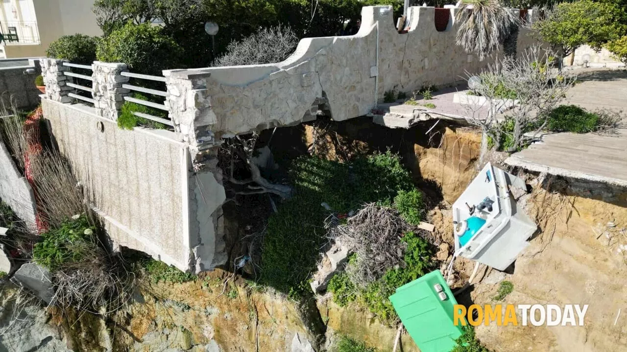 Frana falesia sulla costa: terrazzo di una villa crolla in spiaggia