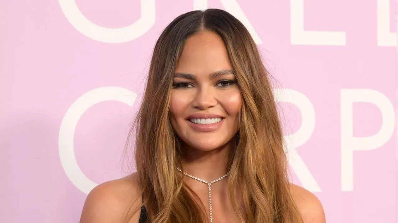 Chrissy Teigen und John Legend erleben Flugverspätung in Dubai