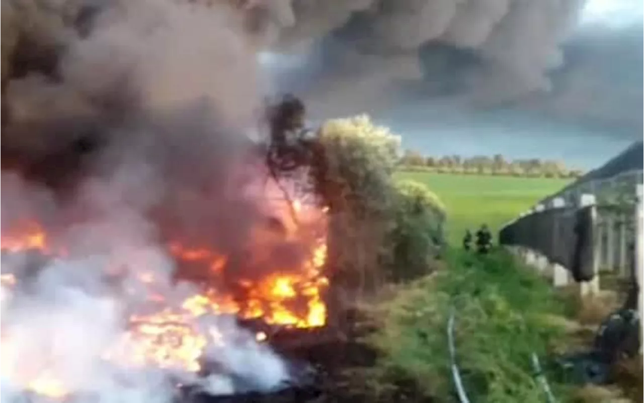 Incendio ad Ardea, a fuoco discarica di pneumatici: nube di fumo verso Roma