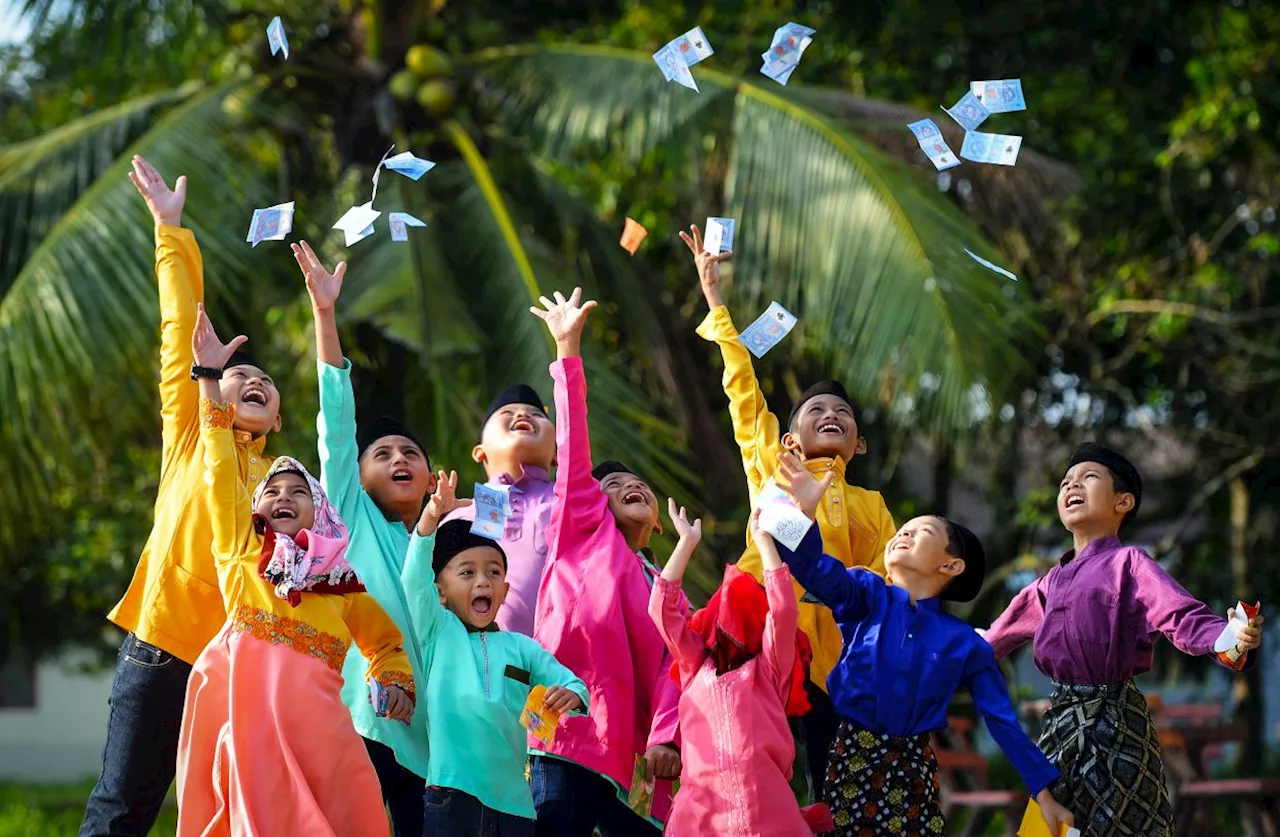 INTERACTIVE: Cash still king during Aidilfitri, but e-duit Raya gaining ground (Poll Inside)