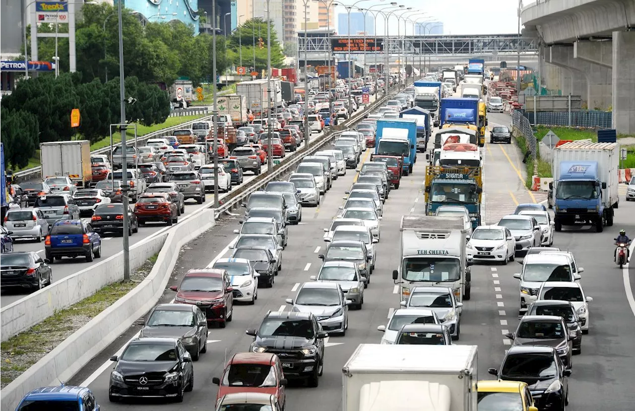 Raya rush: Slow-moving traffic on several main highways on Monday afternoon