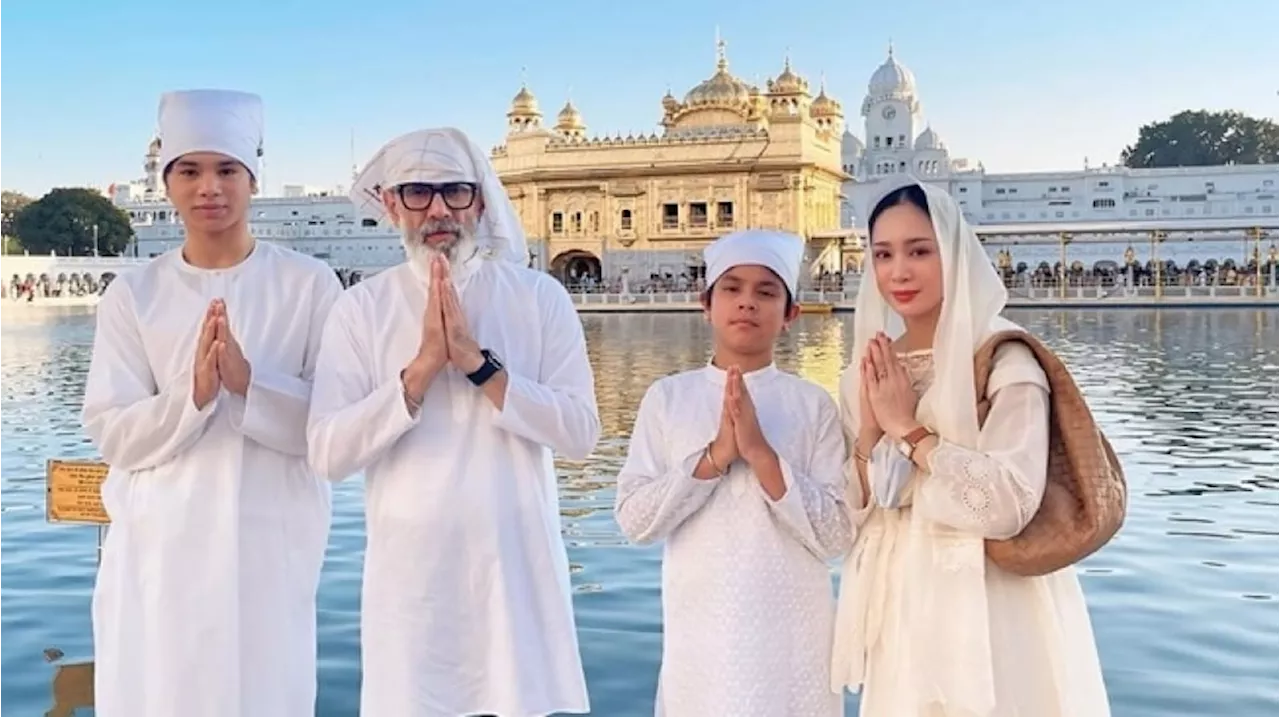 Bunga Zainal and Sukhdev Singh Take Their Children to Golden Temple, India