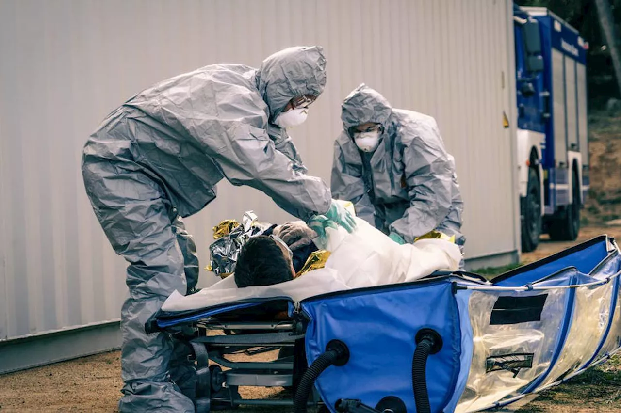 Exercice de formation des pompiers pour faire face à un cas d'Ebola