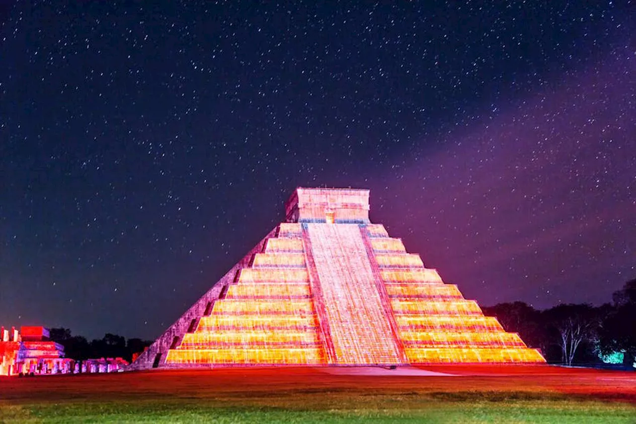 La pyramide El Castillo illuminée la nuit sous un ciel étoilé à Chichen Itza