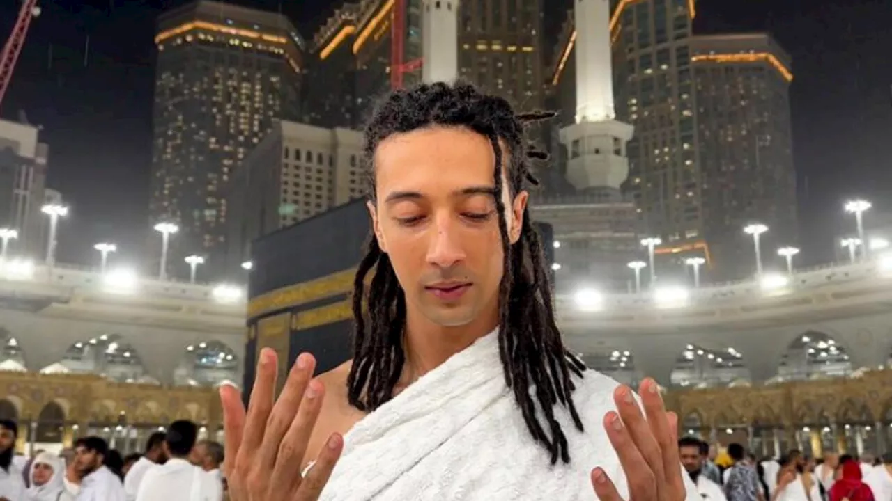 Ghali alla Mecca per il Ramadan, ma non sfugge quel particolare proibito dall'Islam: "Ipocrita"