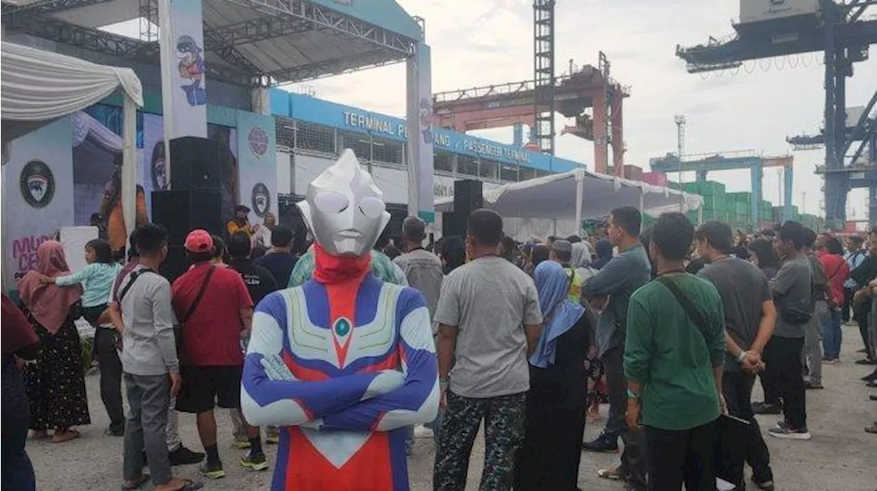 Viral Momen Mudik Lebaran 2024, Pria Pakai Kostum Ultraman ke Purwodadi hingga Istri Ditinggal Suami