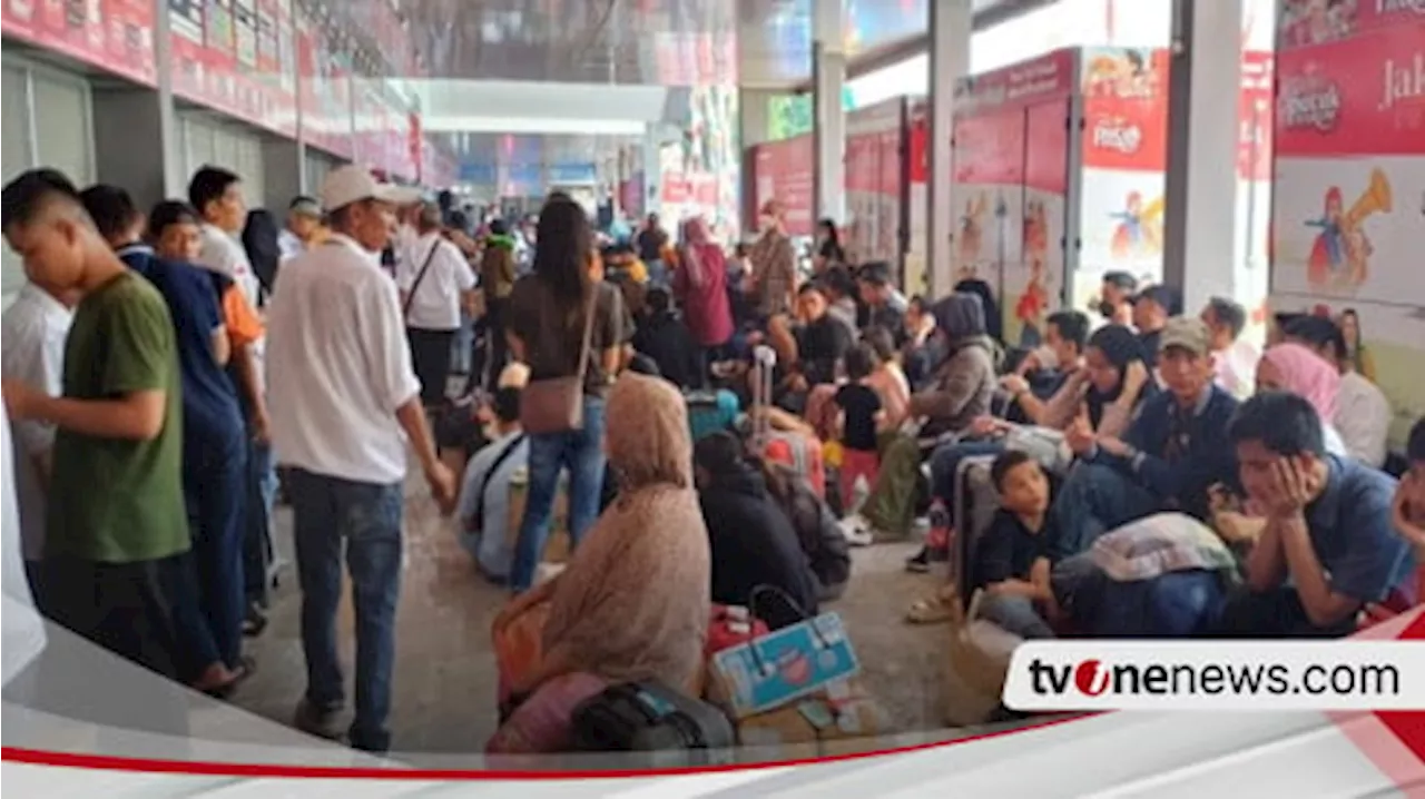 Info Mudik, Ribuan Penumpang Masih Menumpuk di Terminal Kalideres saat H-2 Lebaran