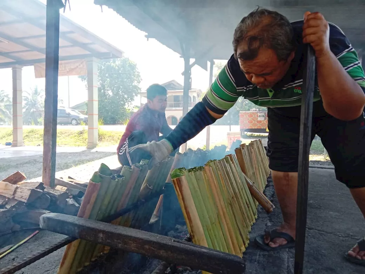 Lemang Warisan Sungai Rengas Remains Popular Despite Price Increase