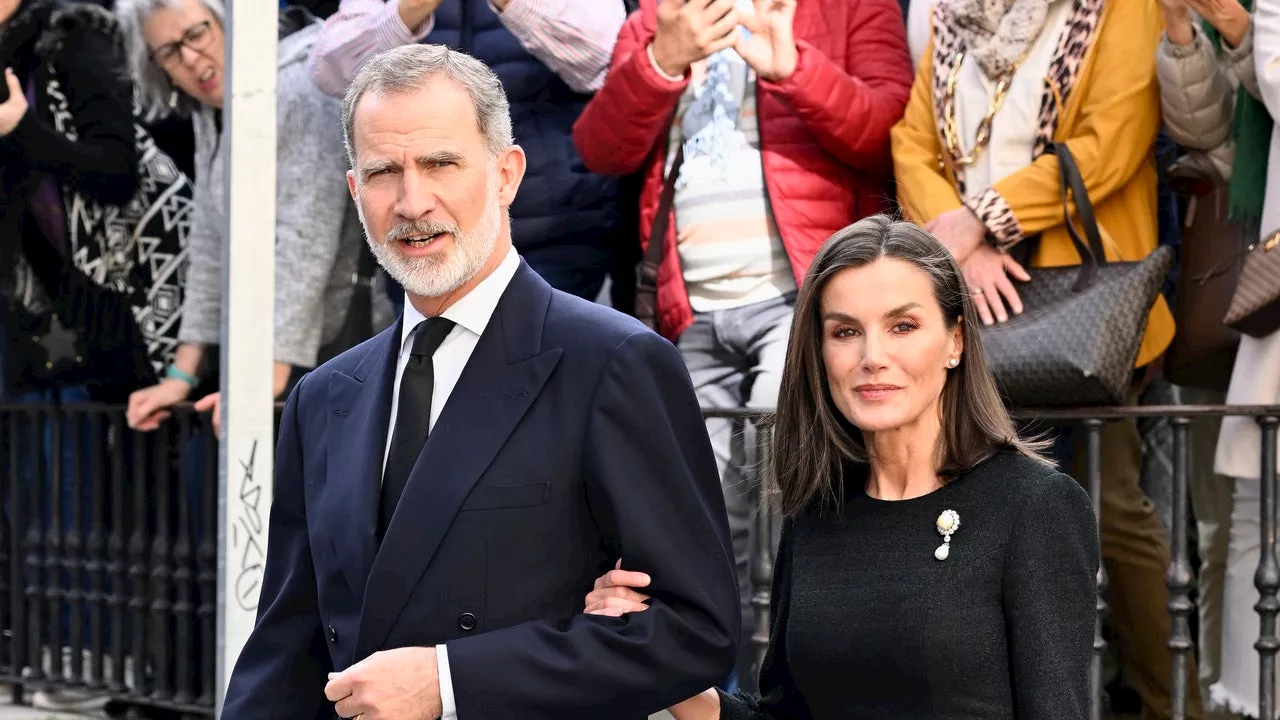 Los reyes Felipe y Letizia asisten al funeral del primo del monarca