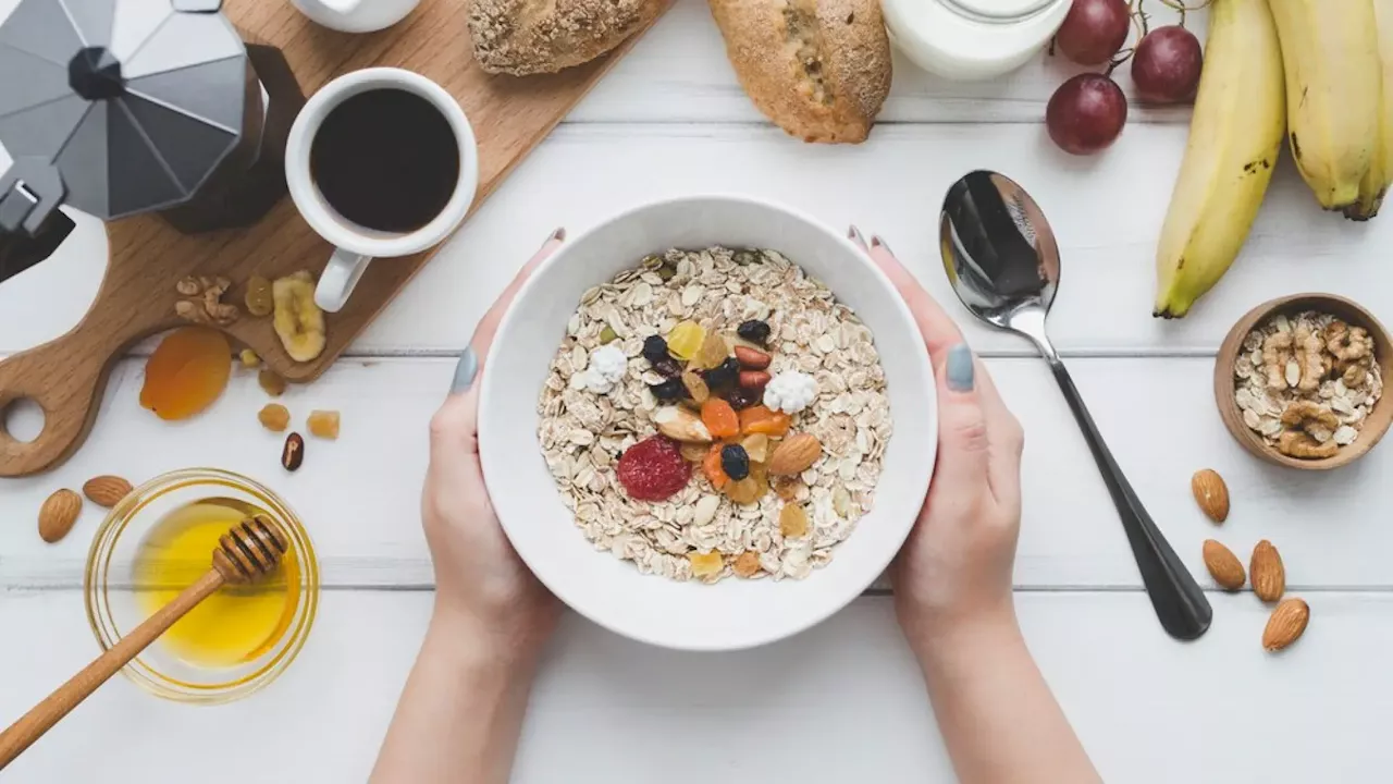 Desayunos con avena para empezar el día con energía: cinco recetas fáciles y saludables