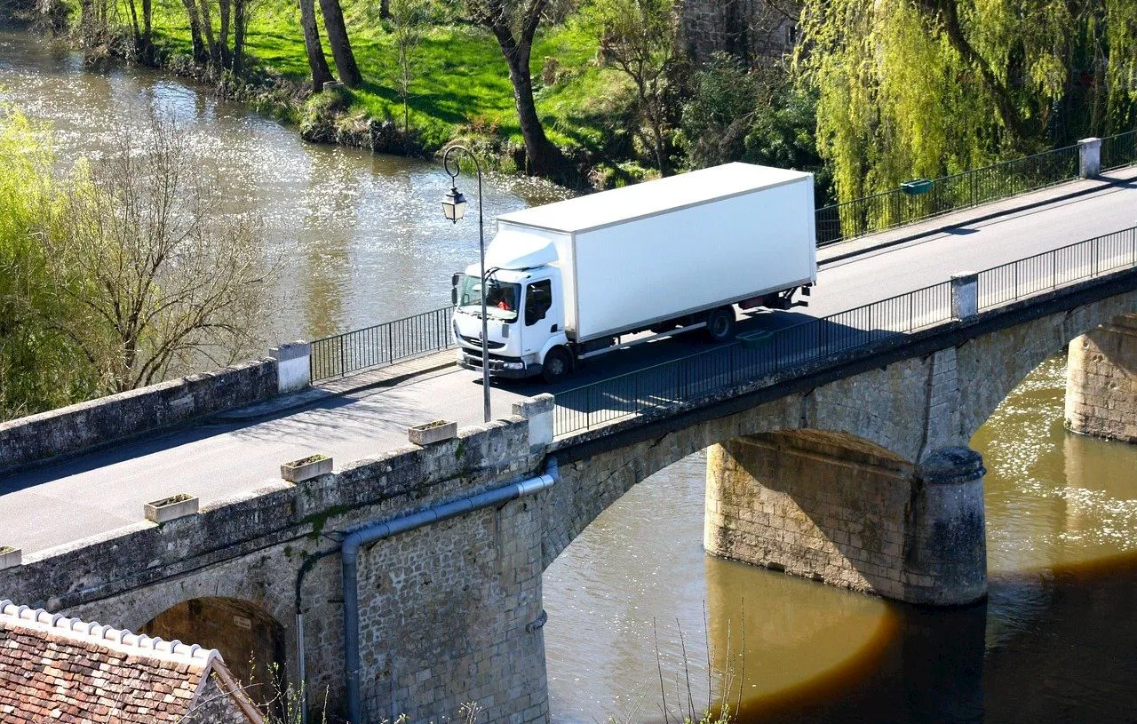 Afrique du Sud : Des vents très violents projettent des véhicules dans le vide depuis un viaduc