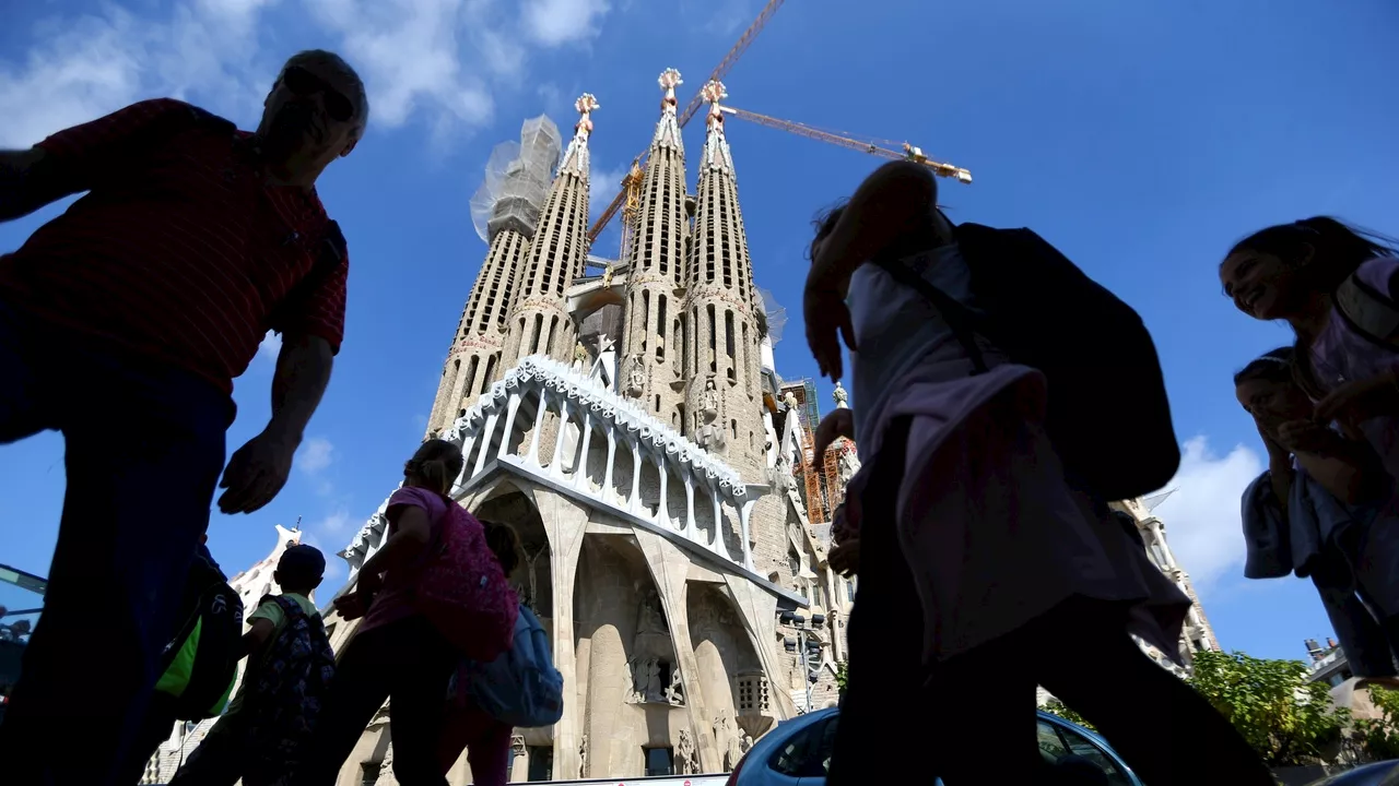 El selfie peligroso con la Sagrada Familia detrás queda prohibido en Barcelona