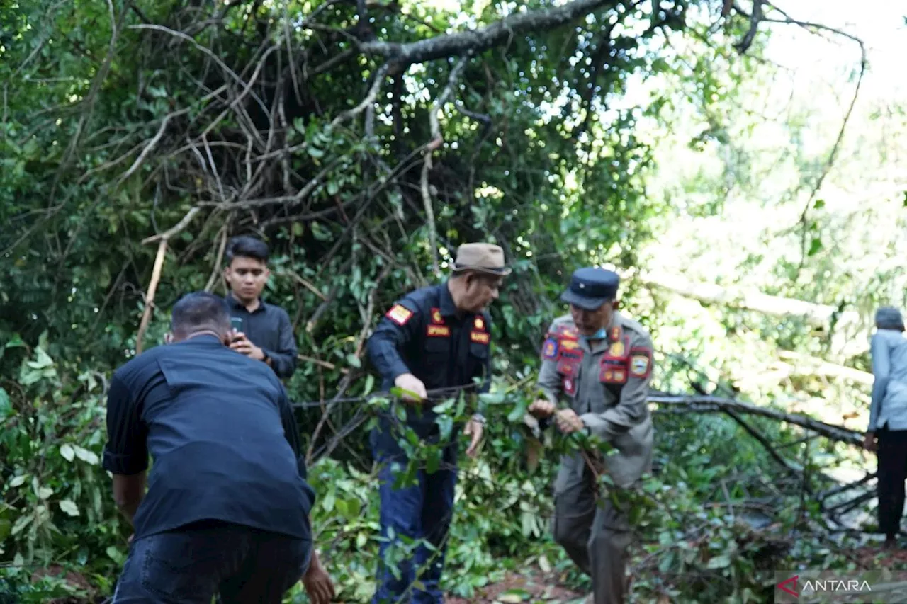 Bupati Solok Epyardi Asda turun langsung dan ikut membersihkan material longsor di Singkarak