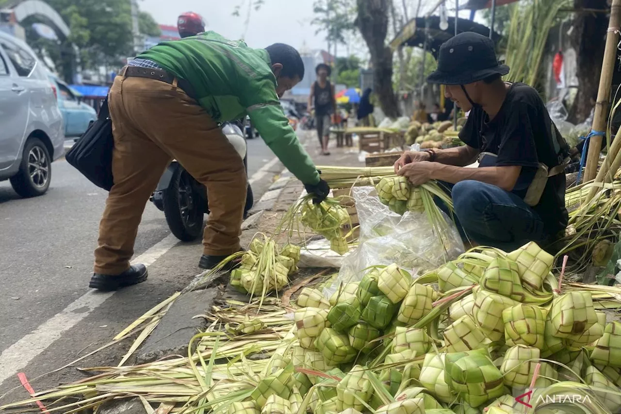 Pedagang Kulit Ketupat Menjelang Idul Fitri di Jakarta