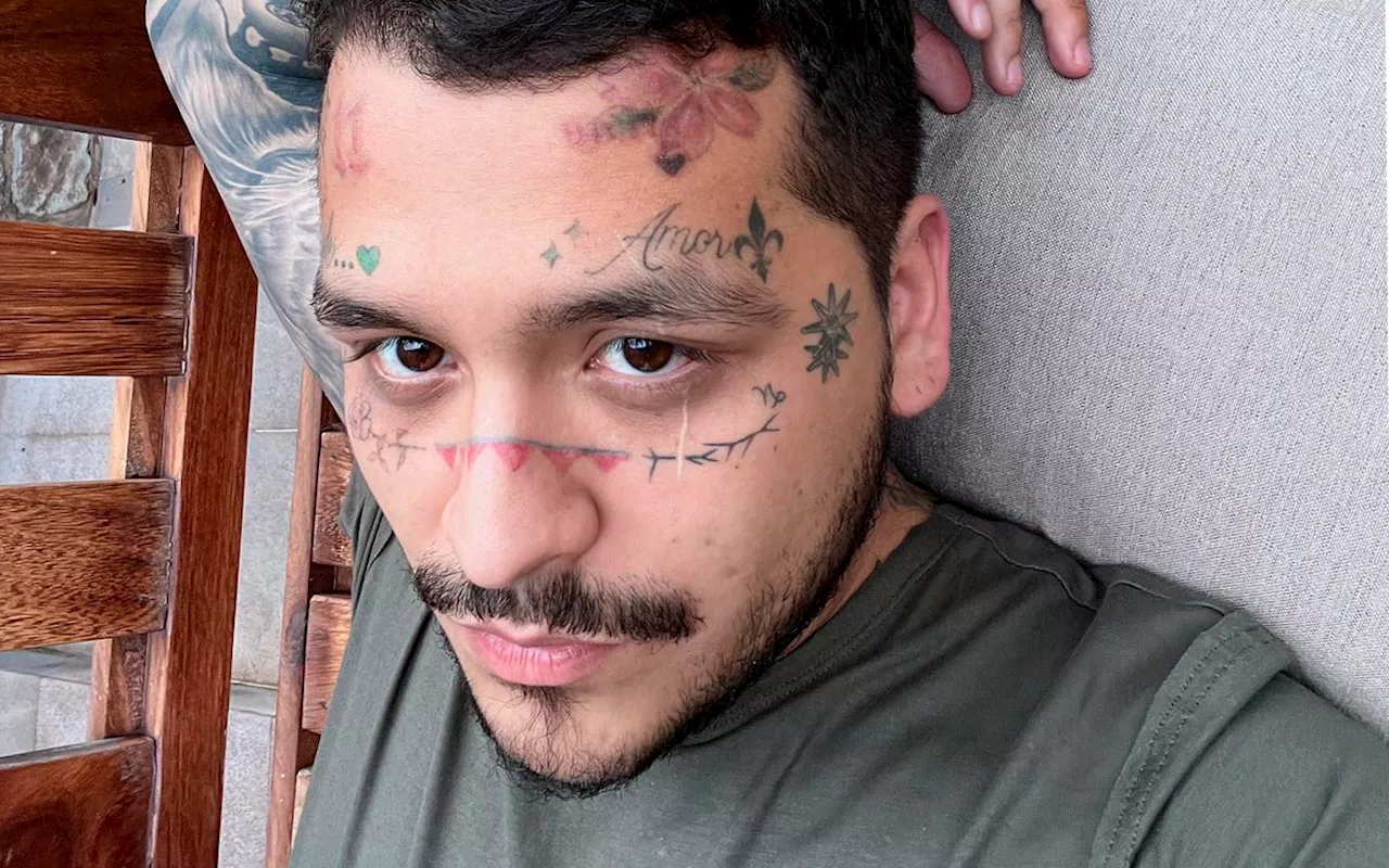 ¡Christian Nodal tiene nuevo rostro! Reaparece sin tatuajes