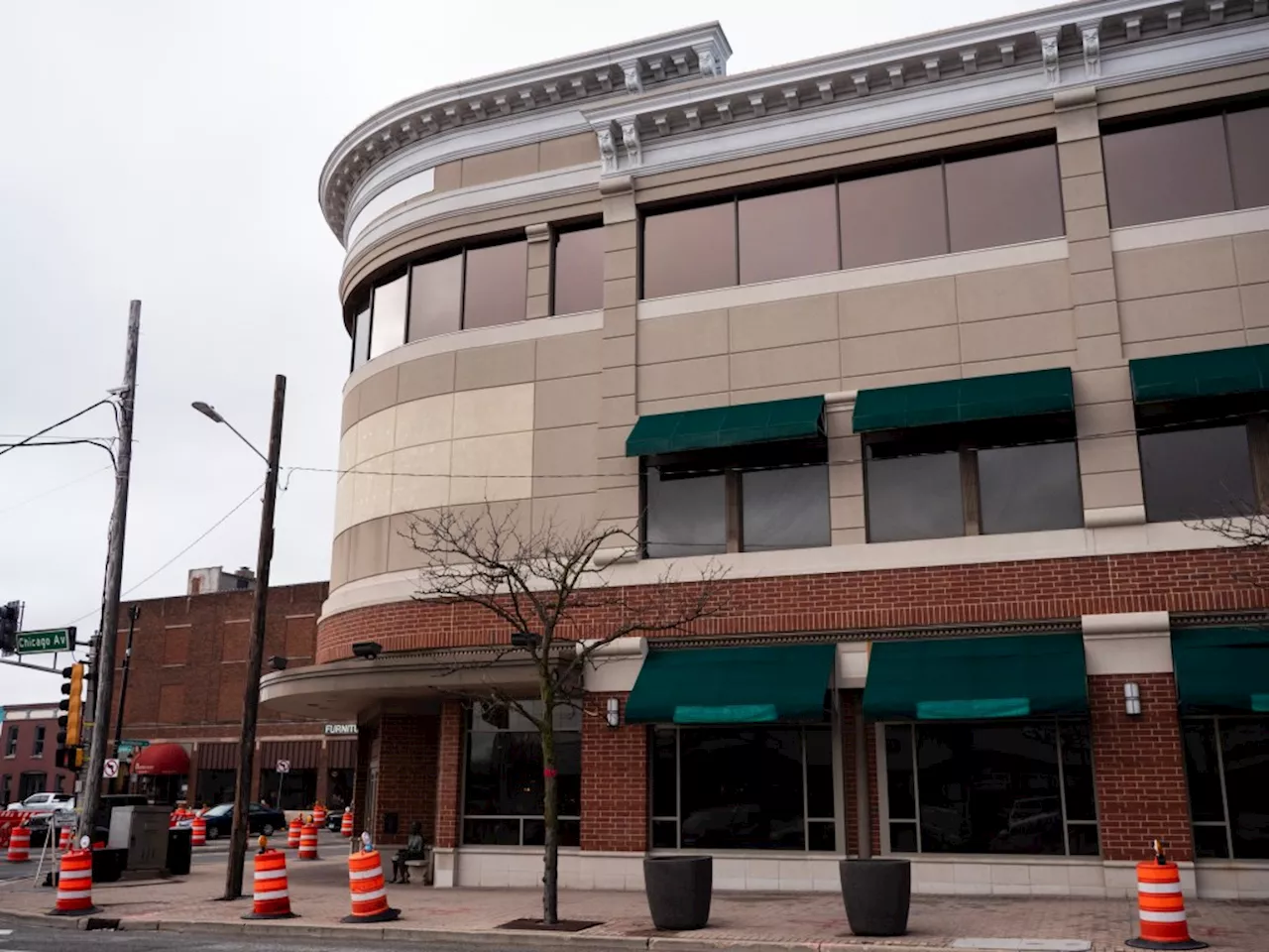 Two financial institutions to take over empty Barnes & Noble building in downtown Naperville