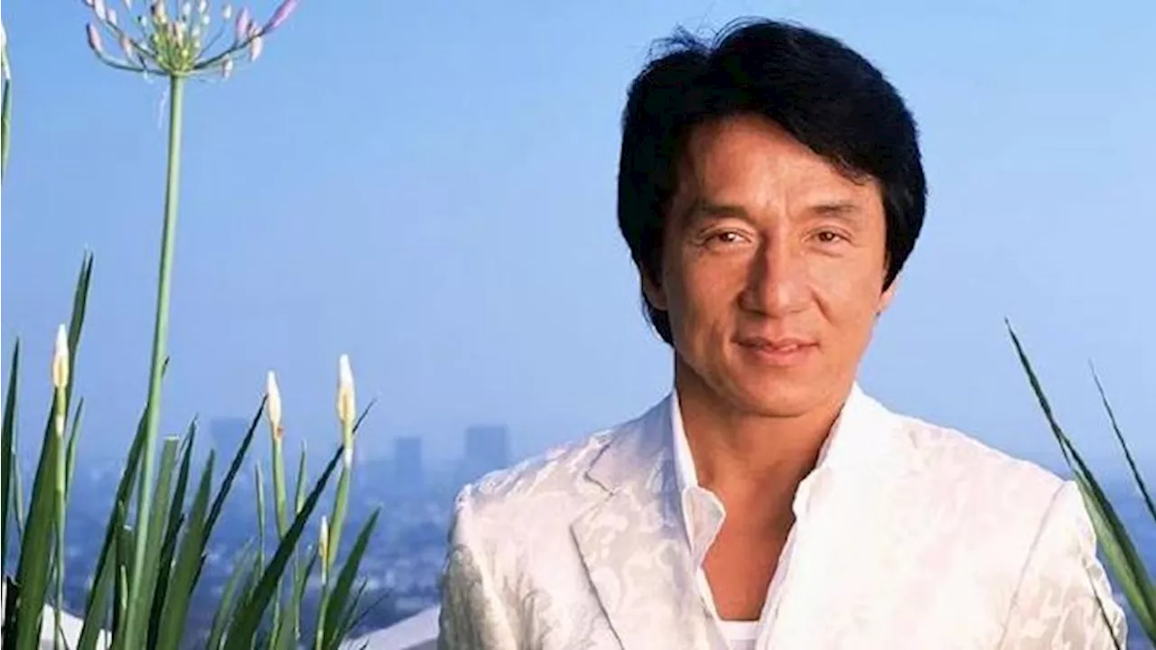 Viral Foto Penuh Uban, Jackie Chan Minta Fan Tak Khawatir