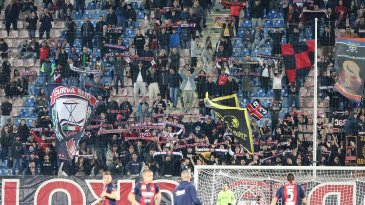 Calciatori del Crotone aggrediti sulla spiaggia