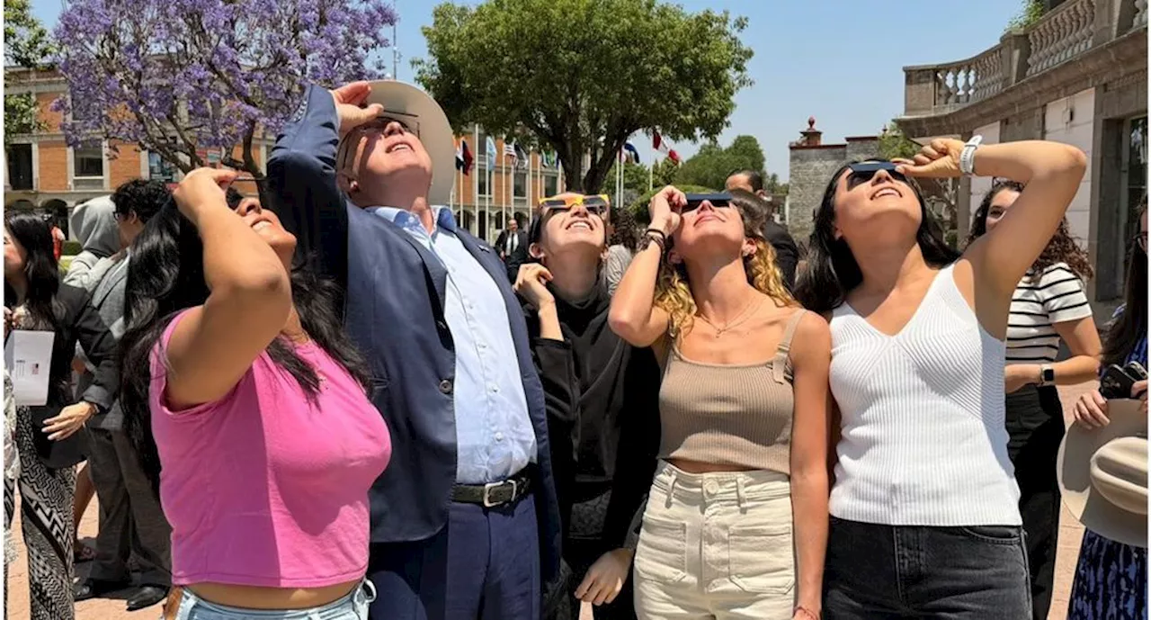 'Estamos unidos por siempre como familia', dice embajador Ken Salazar por el eclipse solar